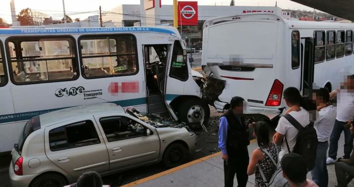 10 lesionados tras espectacular carambola