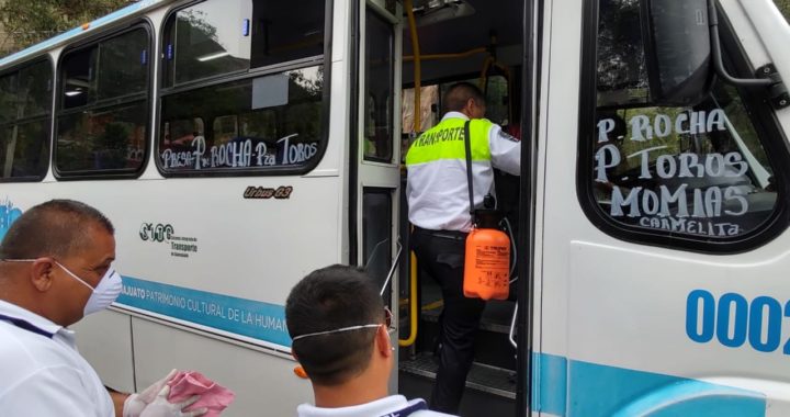 Desinfectan transporte público