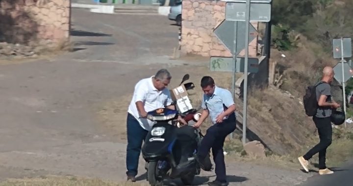 Resulta menor herida al derrapar motocicleta
