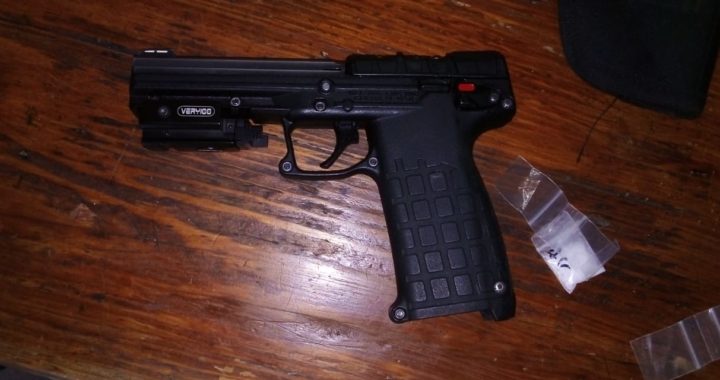 Detienen a hombre con arma de fuego con mira láser y droga