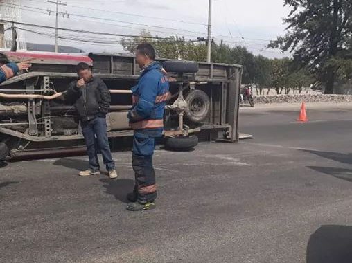 Vuelca camioneta,hay dos heridos