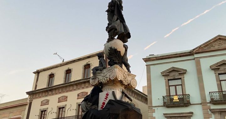 Detienen a 6 mujeres que vandalizaron monumentos; las dejan libres