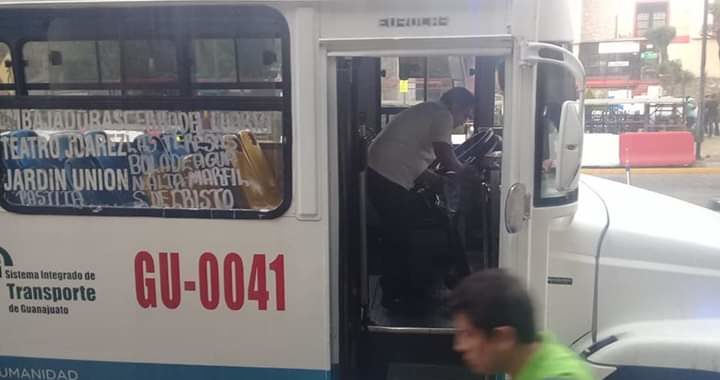 Pelean chóferes del transporte