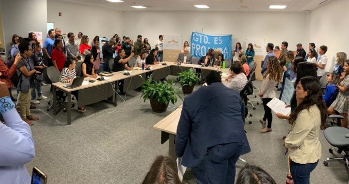 Incumplen protocolos de salud en el Congreso y dejan entrar a manifestantes