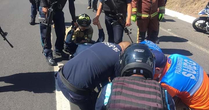 Avienta vehículo a policía estatal