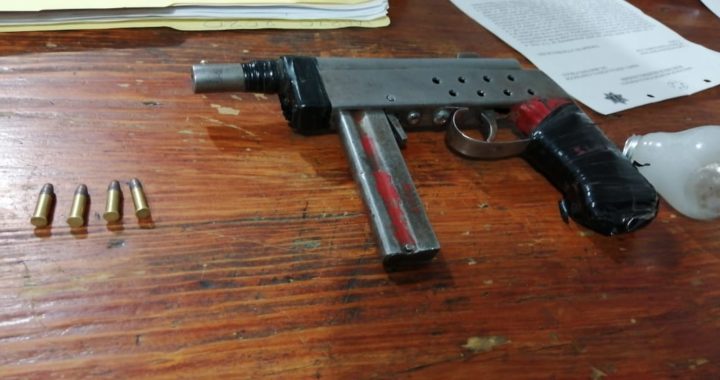 Detienen a hombre fuertemente armado