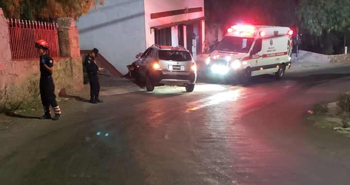 Choca camioneta contra casa