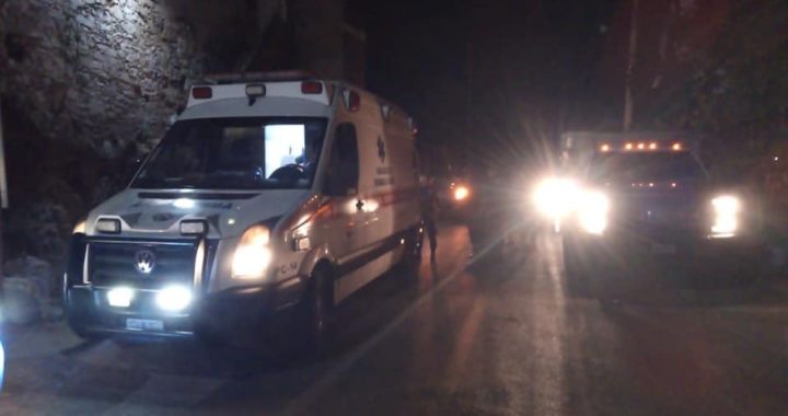 Lesionan vándalos a policías y provocan incendio en una  casa