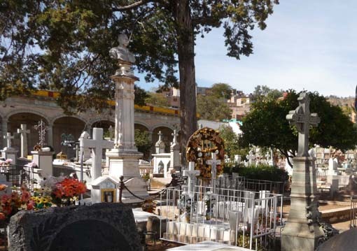 Busca capital ampliar terrenos en panteones; incrementarán muertes por Covid-19
