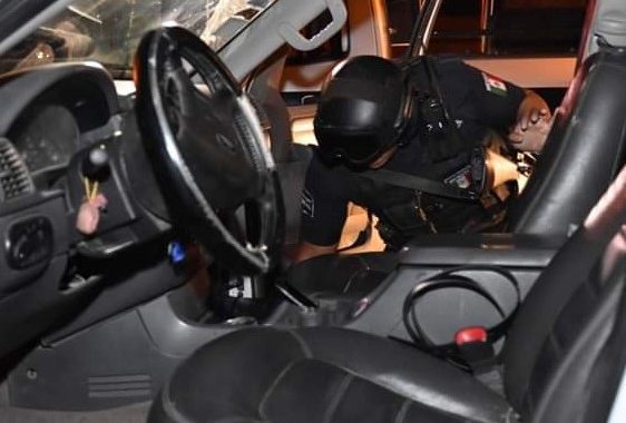 Mujer y su hijo agreden a policías y esconden a hombres armados
