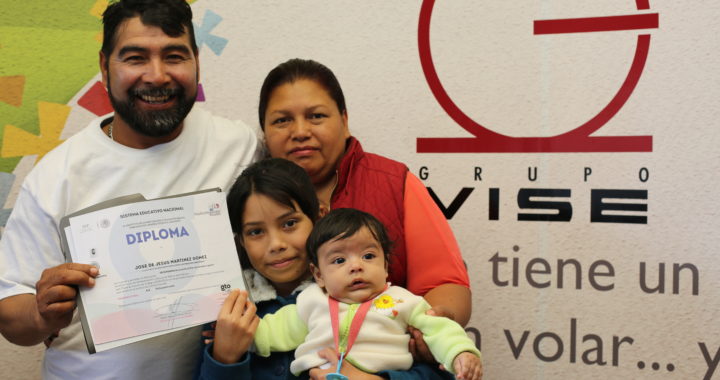 Personas buscan mejorar sus oportunidades laborales mejorando su educación