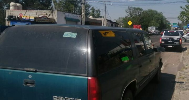 Hombre golpea a su esposa y provoca persecución
