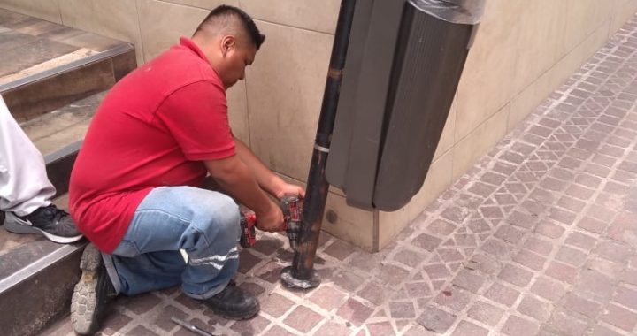Rehabilitan papeleras en Guanajuato