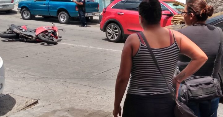 Motociclista resulta herido en choque contra automóvil