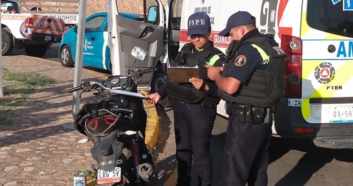 Motociclista choca contra vehículo; no respetó el semáforo