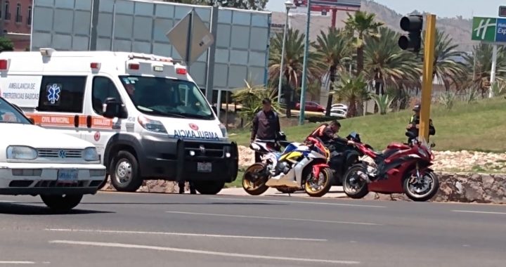 Derrapa motociclista en glorieta Santa Fe