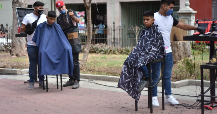 Con sana distancia y altruismo, donan cortes de cabello en solidaridad