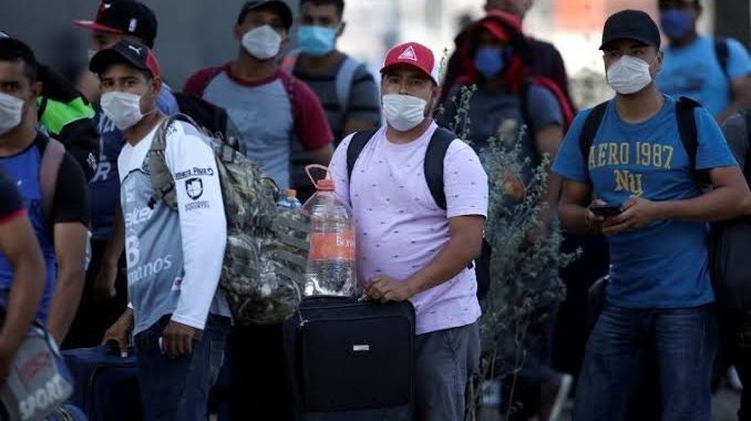 Aumentan defunciones y contagios de migrantes en EUA