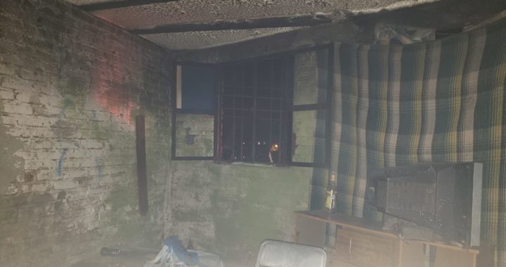 Quema de basura provoca incendio en casa