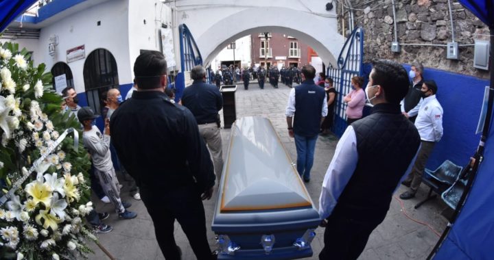 Despiden con honores a policía caído
