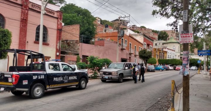 Robo de camioneta, genera intenso operativo