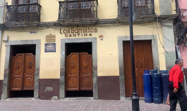 Bares en la capital abren pese a la prohibición por contingencia sanitaria
