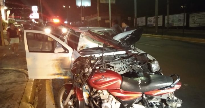 En accidente vial, avientan a motociclistas