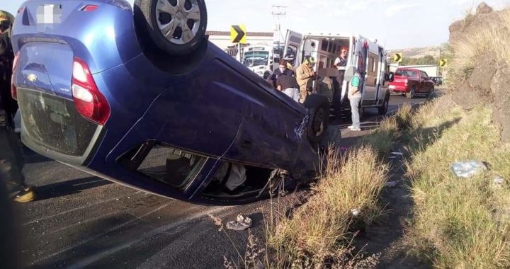 Choque frontal termina en volcadura
