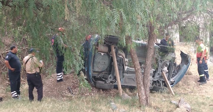 Vuelca automóvil en Marfil