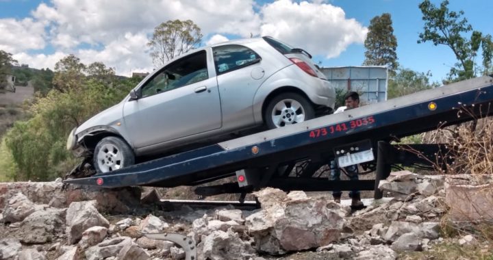 Se salvan de caer a voladero