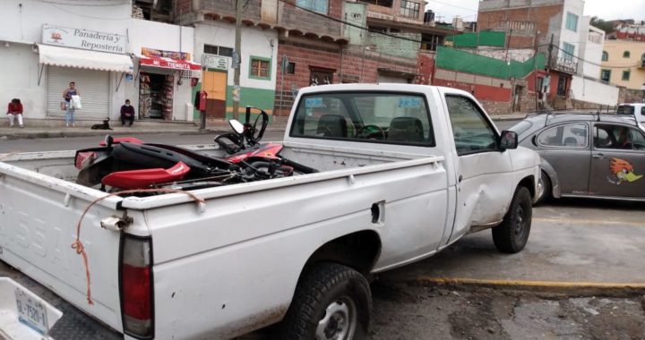 Choca motocicleta contra camioneta en glorieta El Laurel