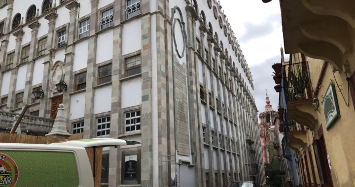 Obliga COVID-19 a más de 50 mil estudiantes y personal de la UG, a mantenerse lejos de las aulas.
