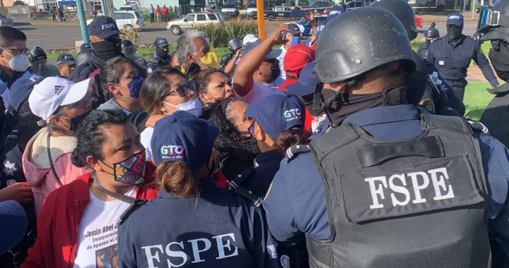 Detienen a 4 manifestantes de colectivos de personas desparecidas tras cerrar vialidades