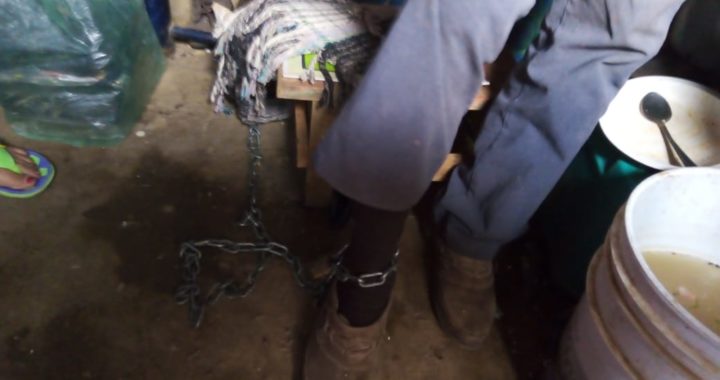 Encadenaba a su papá para evitar que tomara