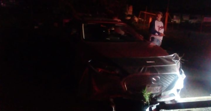 Vuelca coche en carretera libre a Silao