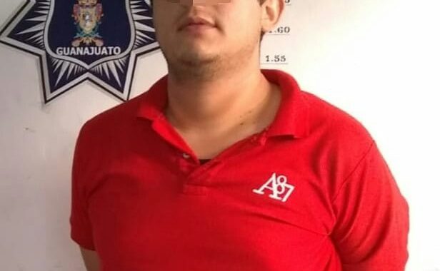 Intenta automovilista atropellar a policías
