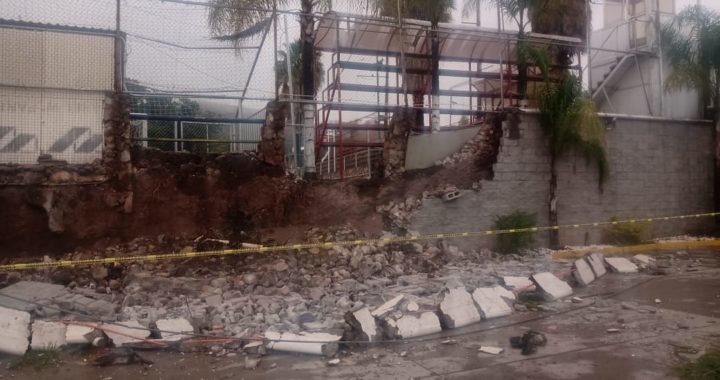 Cae barda encima de tres automóviles