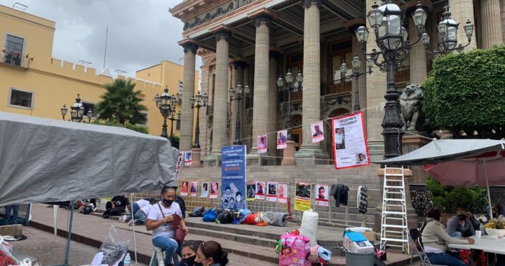 Colectivos de personas desaparecidas se plantan en la capital; exigen ser atendidos