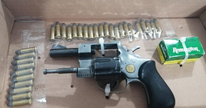 Detiene Policía a dos con revolver 31 balas y droga