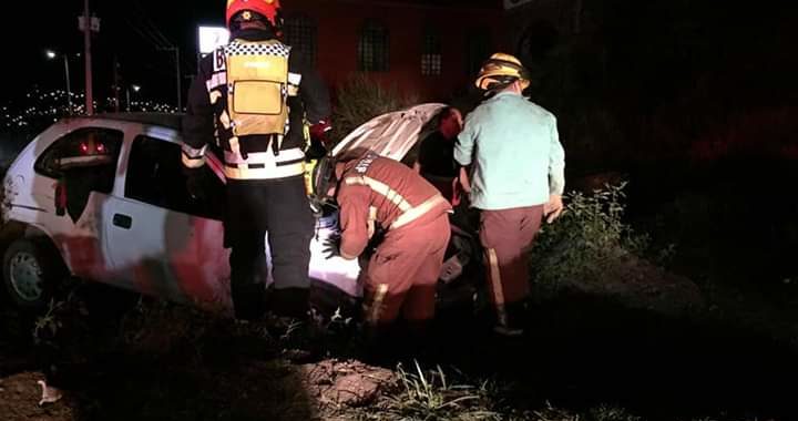 Sacan automóvil de la carretera