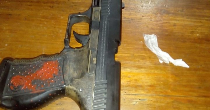 Traían pistola y droga
