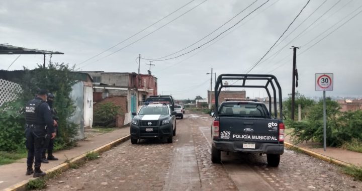 Le disparan a hombre adentro de una casa