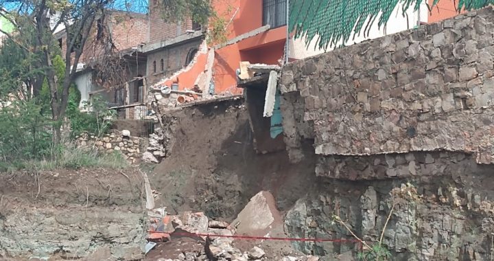 Se desploma barda de una casa por lluvia en Peñitas