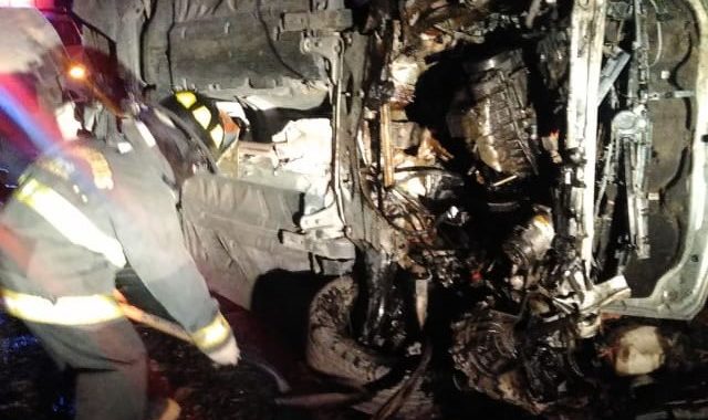 Mueren cuatro personas y tres quedan heridas en volcadura
