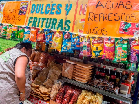 Muertes de covid asociadas a la comida chatarra causa discusión en el Congreso