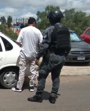 Detienen a joven con arma y droga