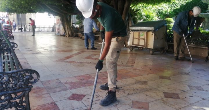Retiran 2 kilos de chicles del Jardín de la Unión