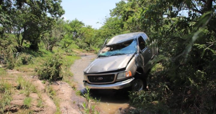 Se ahogan dos capitalinos por intentar cruzar el río en su camioneta
