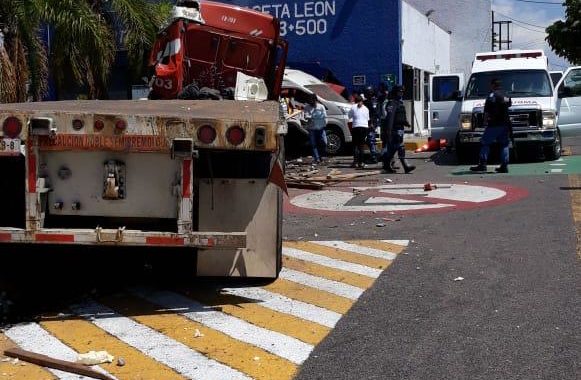 Tráiler choca en la caseta León-Aguascalientes