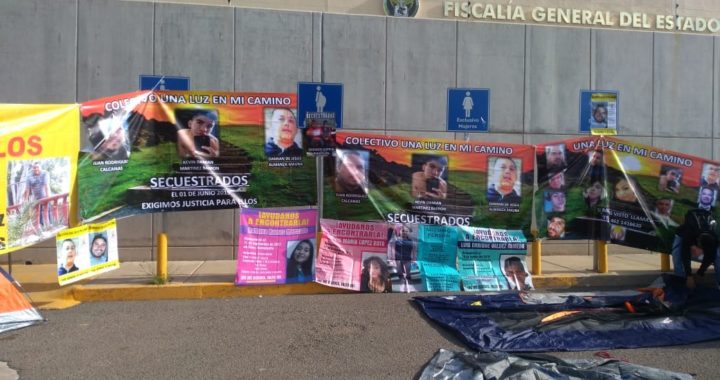 Nuevamente familiares de desaparecidos se plantan frente a la Fiscalía